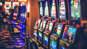 Roulette Live dengan dealer profesional Dealer langsung di meja roulette dalam siaran multi-kamera nyala777